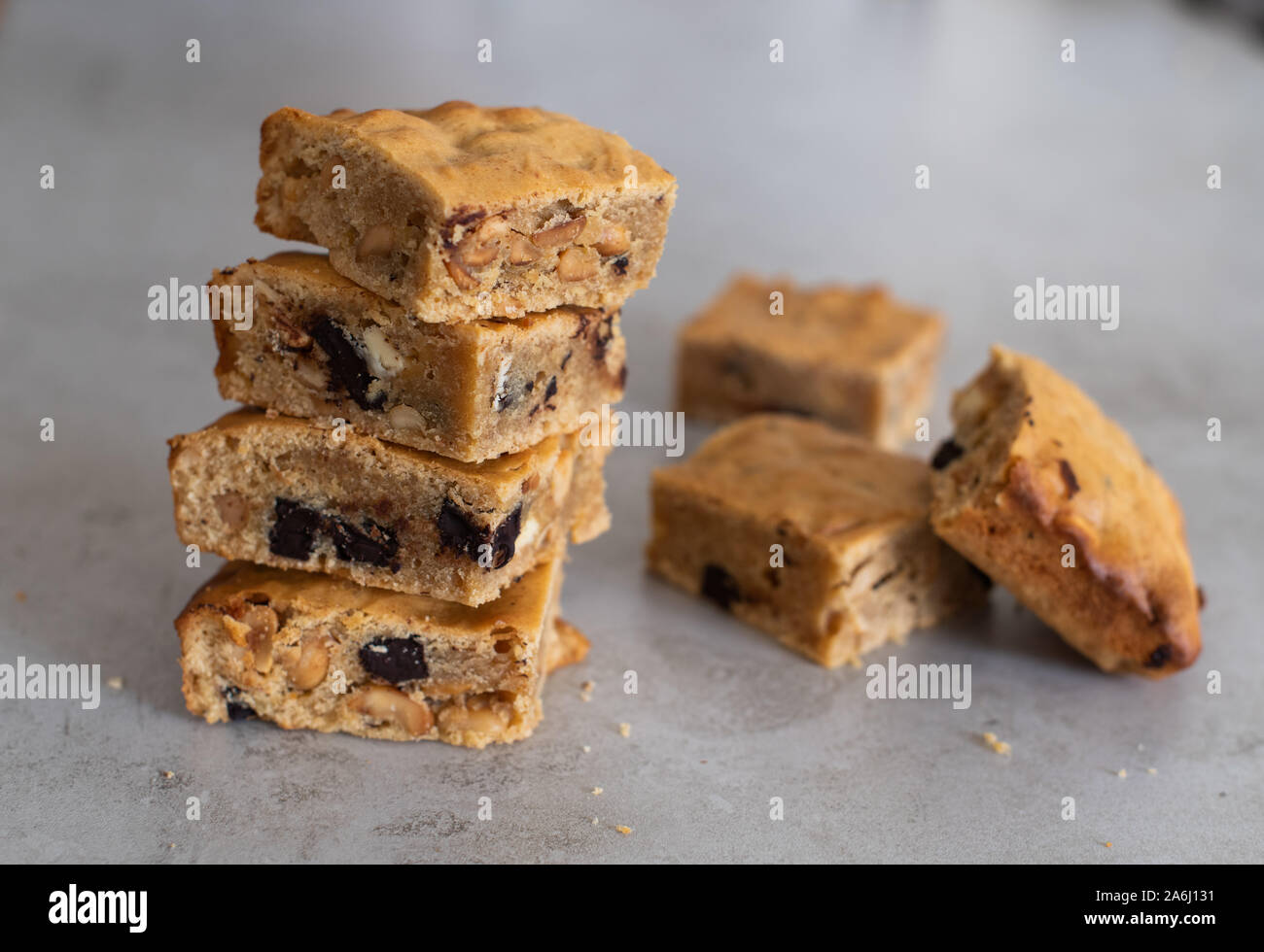 Blondie brownies avec du beurre d'arachides et de chocolat blanc. La maison, un délicieux dessert. Banque D'Images