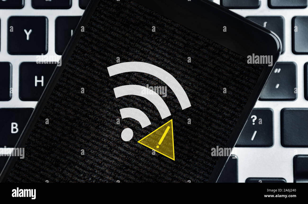 Smartphone avec wifi et le point d'exclamation à l'écran Banque D'Images