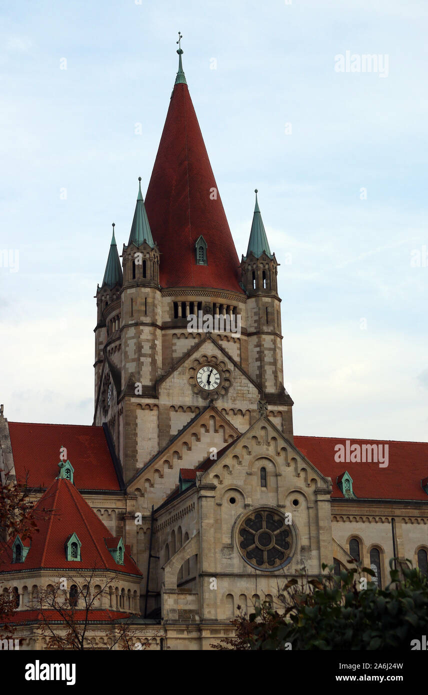 Saint François d'assise de l'horloge de l'Église et les tours Vienne Autriche Banque D'Images