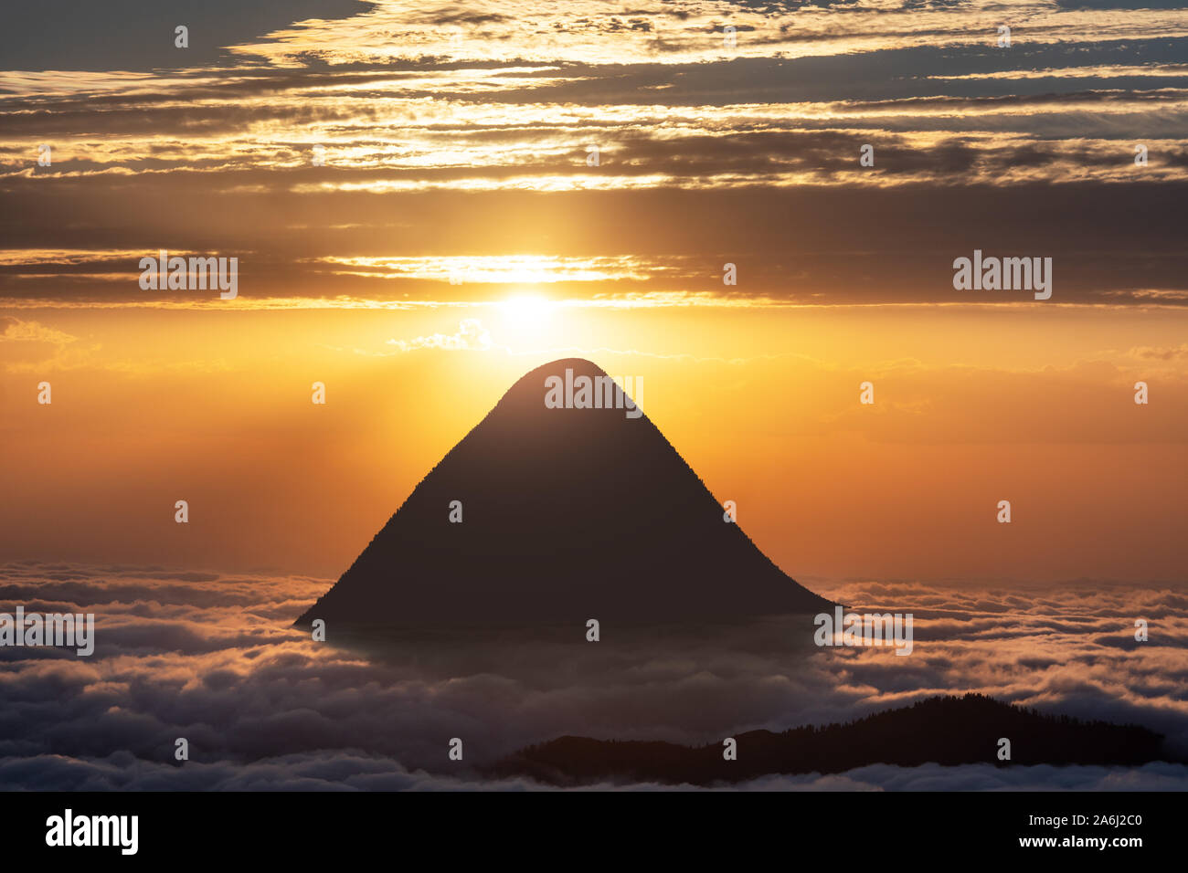 Magnifique coucher de soleil et la montagne au-dessus des nuages dans le ciel. Banque D'Images