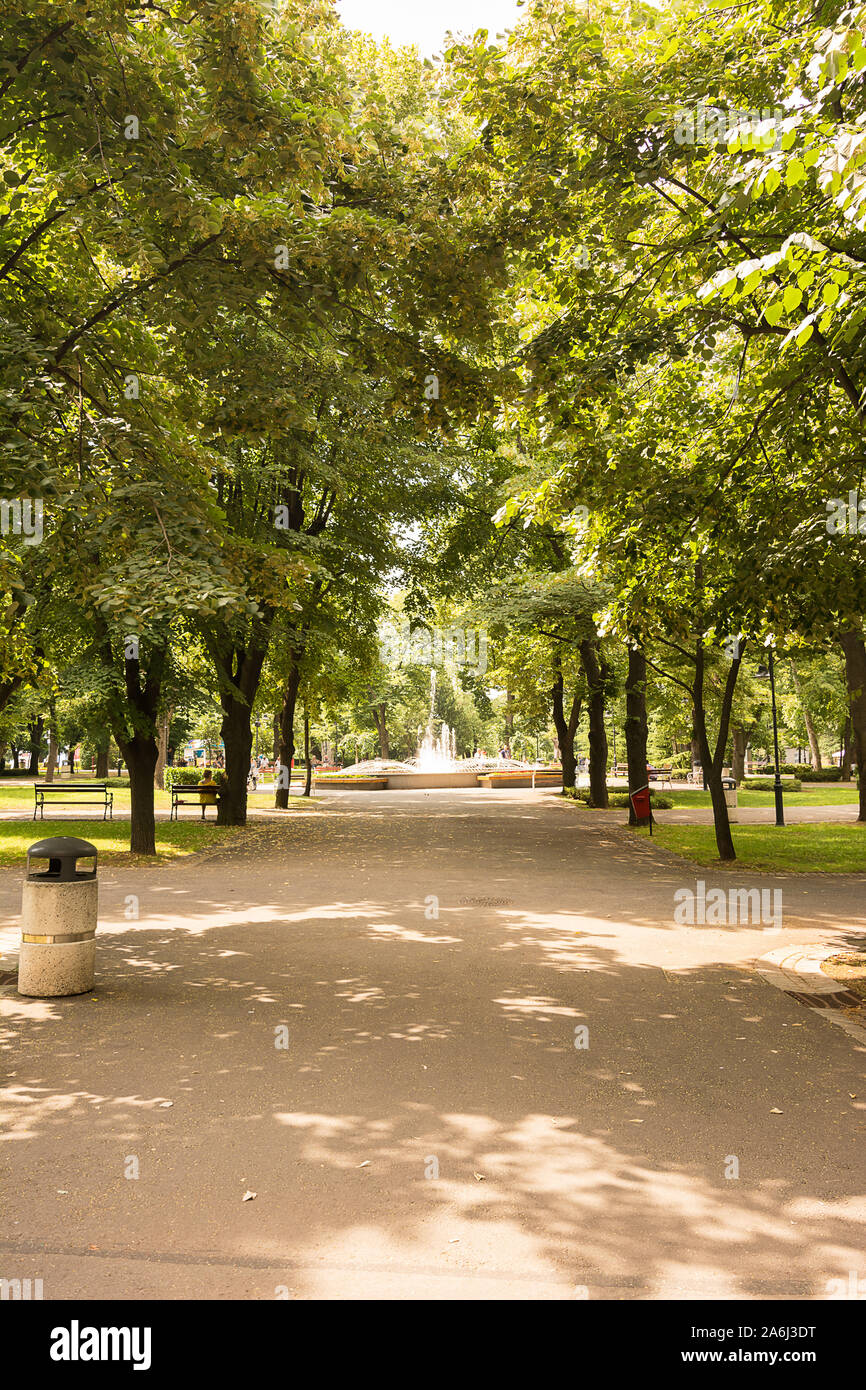 Avenue dans le jardin de la mer de Burgas avec fontaine Banque D'Images