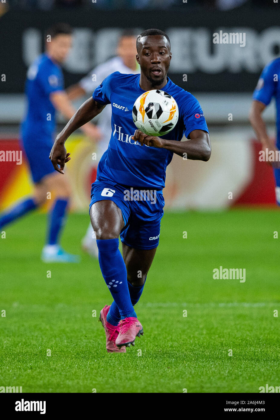 Gand, Belgique. 24 Oct, 2019. Ligue Europa : Soccer, KAA Gent - VfL Wolfsburg, Phase de Groupe, Groupe I, Journée 3. Gent's Élisée Owusu sur la balle. Credit : Guido Kirchner/dpa/Alamy Live News Banque D'Images