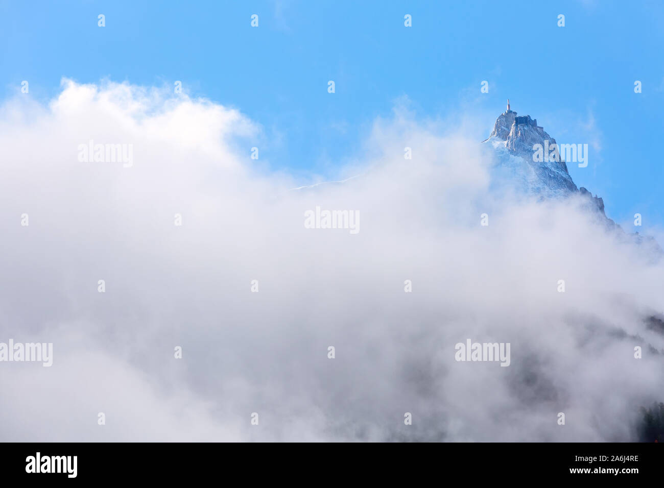 Pic de l'Aiguille du Midi entre les nuages, la montagne dans le massif du Mont Blanc dans les Alpes, Chamonix, France Banque D'Images