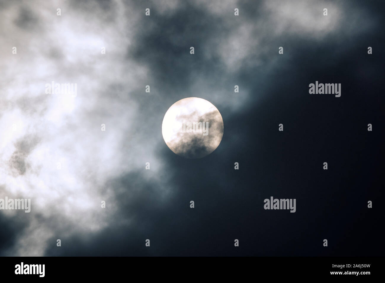 Grand soleil derrière les nuages orageux Banque D'Images