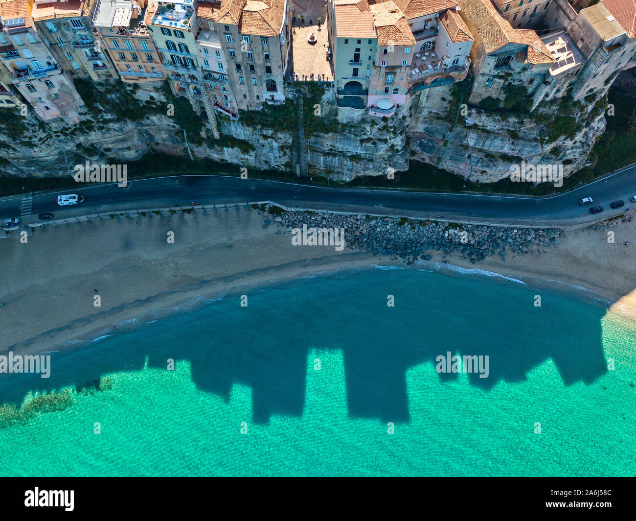 Vue aérienne de Tropea, maison sur la roche, la Calabre. L'Italie. Destination touristique du sud de l'Italie, station balnéaire situé sur une falaise Banque D'Images Vue aérienne de Tropea, maison sur la roche, la Calabre. L'Italie. Destination touristique du sud de l'Italie, station balnéaire situé sur une falaise Banque D'Images