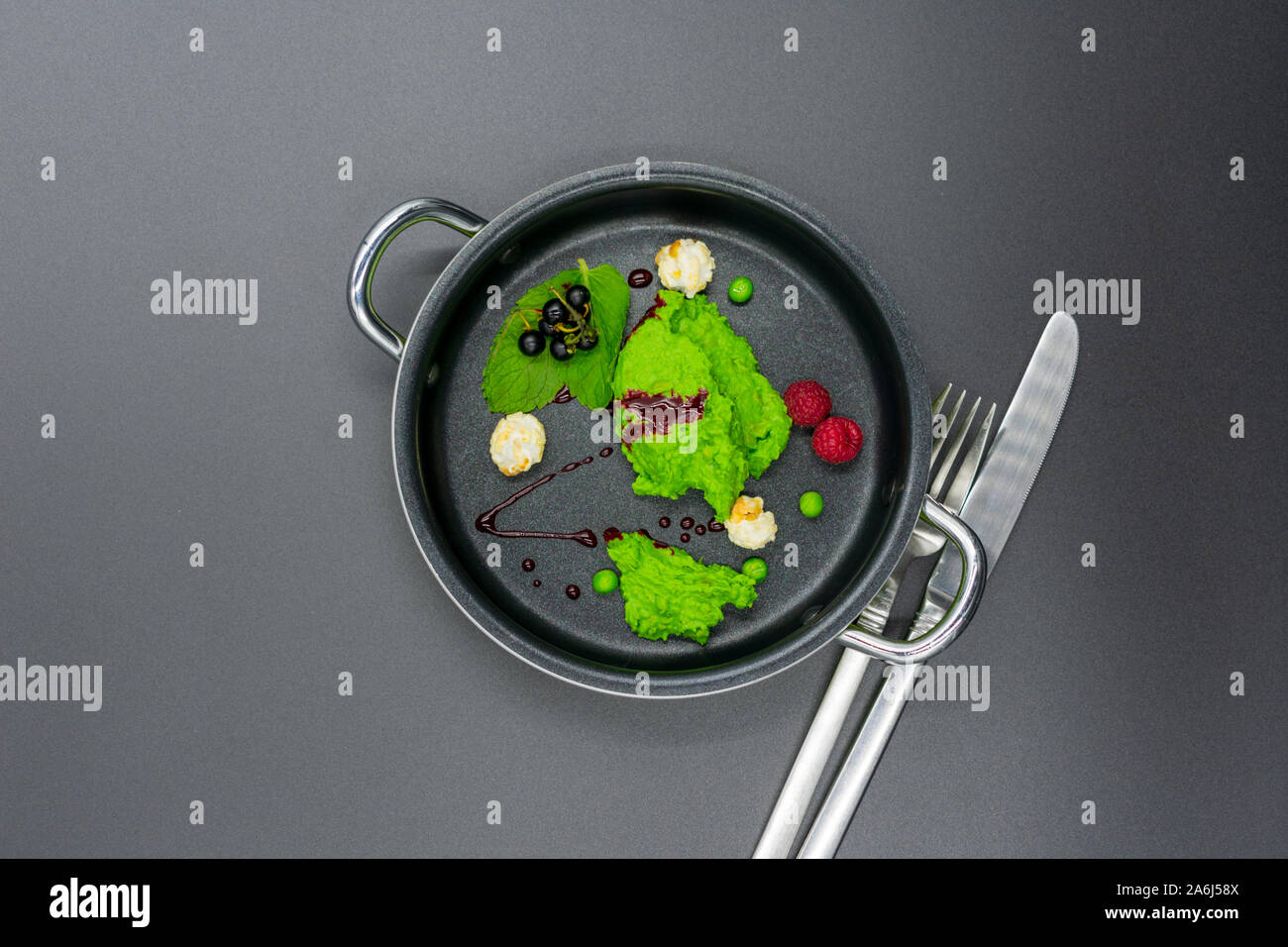 Sorbet menthe et pois avec des baies et du popcorn. Vue de dessus Banque D'Images Sorbet menthe et pois avec des baies et du popcorn. Vue de dessus Banque D'Images