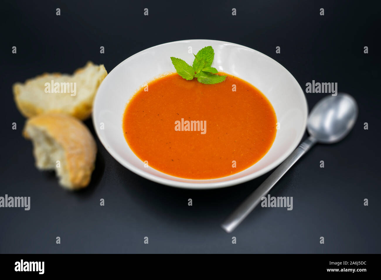 Soupe de tomate à la menthe méditerranéenne avec arrière-plan flou Banque D'Images