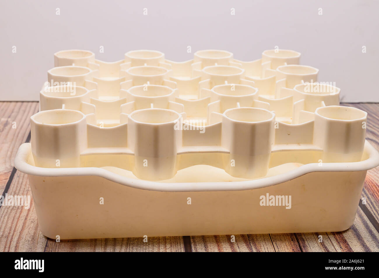 Séchoir en plastique blanc pour les bouteilles sur la table en bois Banque D'Images
