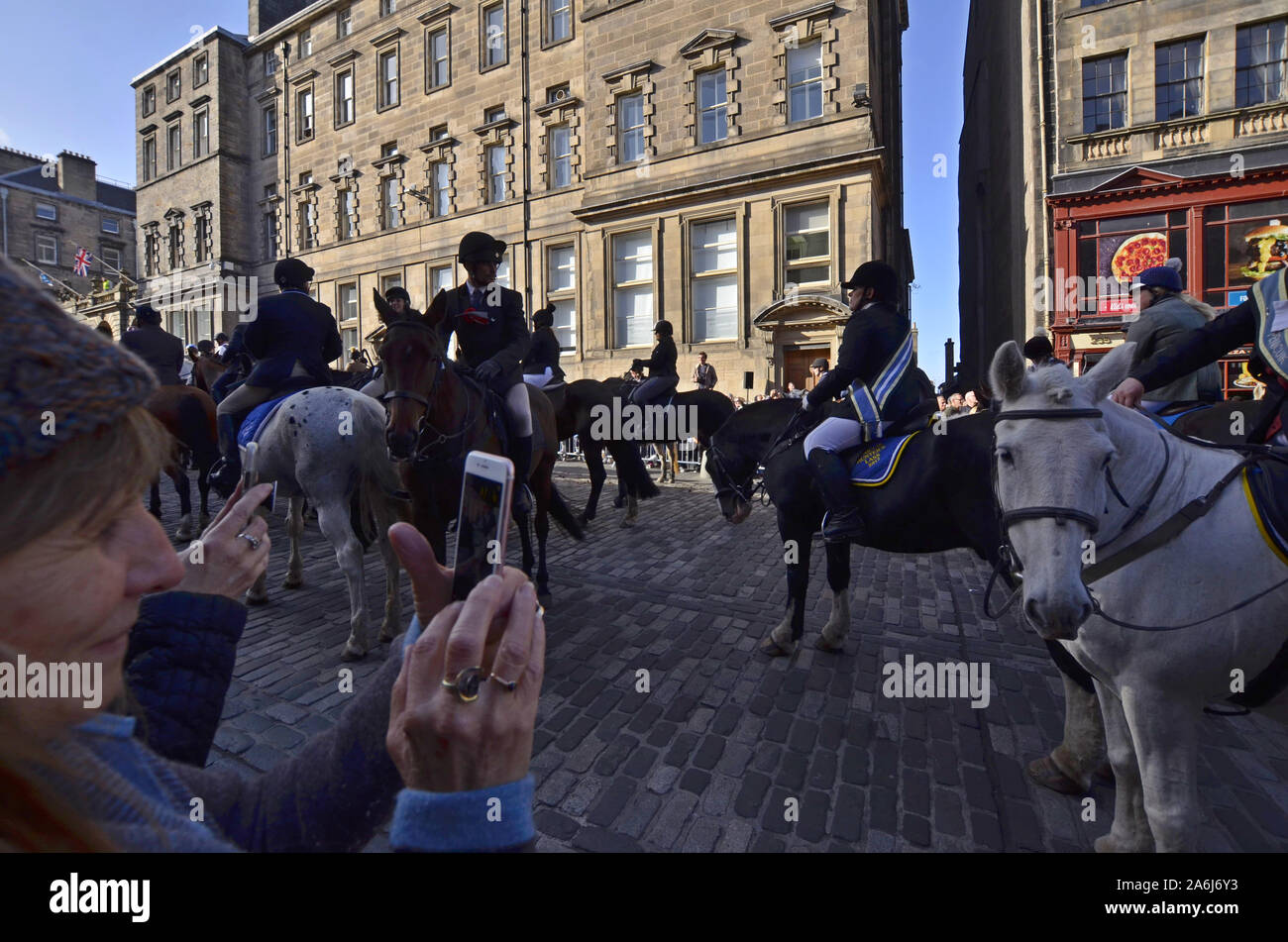 Les cavaliers et les chiffres au cours de la Civic 2019 Équitation des marches à Édimbourg en Écosse au Royaume-Uni. Plus de 250 chevaux et cavaliers ont pris part à l'événement. Banque D'Images