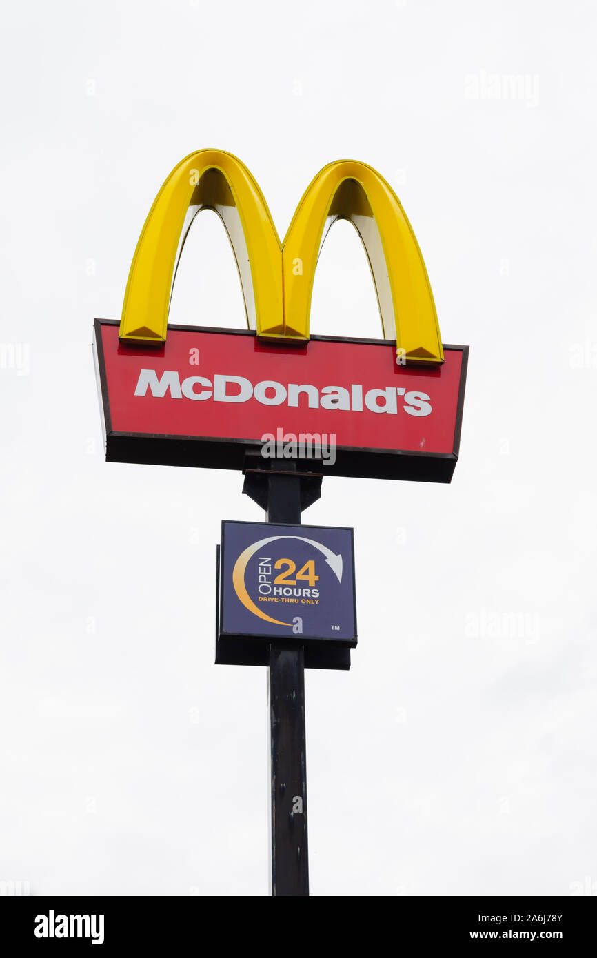 Golden arches sign mcdonalds drive Banque de photographies et d’images à haute résolution Alamy