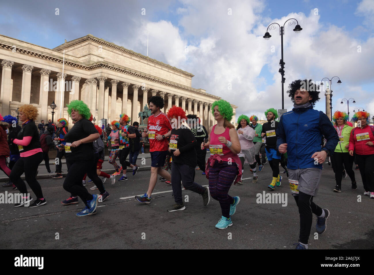 Liverpool, Royaume-Uni. 27 octobre 2019. Arriva l'Liverpool Scouse 5k fun run où tout le monde obtient un choix de couleur perruque à l'usure de la journée. Couleurs : Rose tendre, Rouge Kopite, le Caramel bleu, noir et mauve représentant une poubelle.Credit : Ken Biggs/Alamy Live News. Banque D'Images