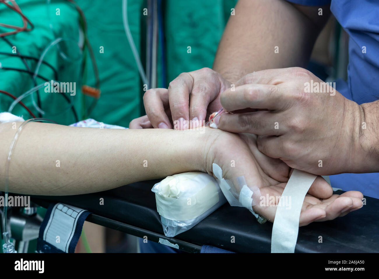 Médecin prendre échantillon de sang de patient dans la salle d'opération. Les prises de sang pour le test de l'échantillon de sang de la santé. Banque D'Images