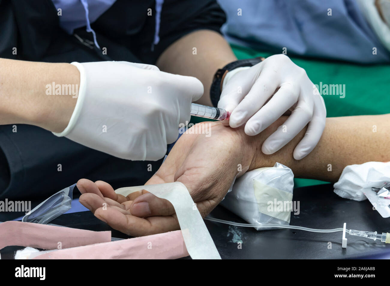 Infirmière de prendre échantillon de sang de patient dans la salle d'opération. Les prises de sang pour le test de l'échantillon de sang de la santé. Banque D'Images