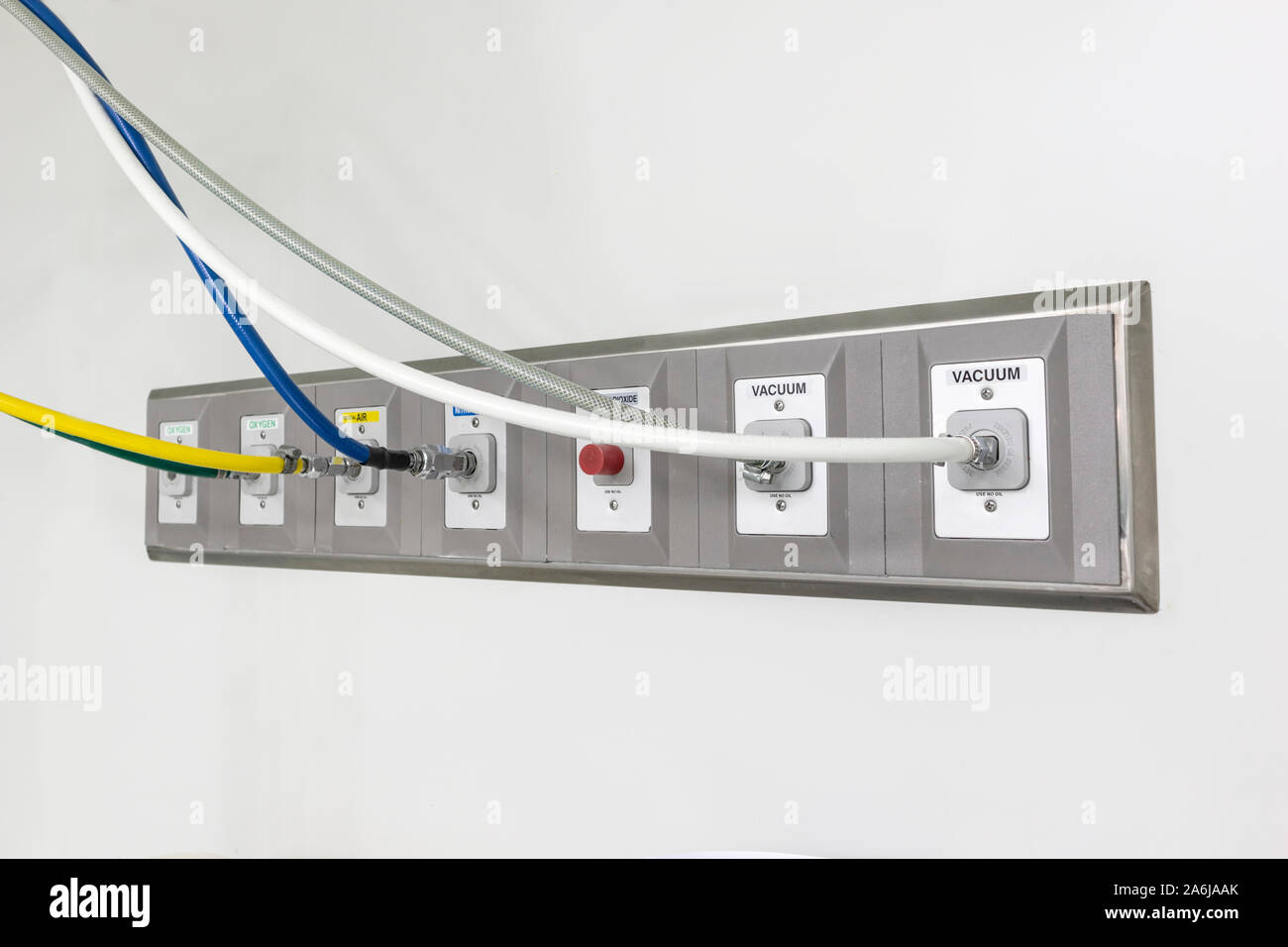 Distributeur d'oxygène de bord sur mur de salle d'urgence. Banque D'Images