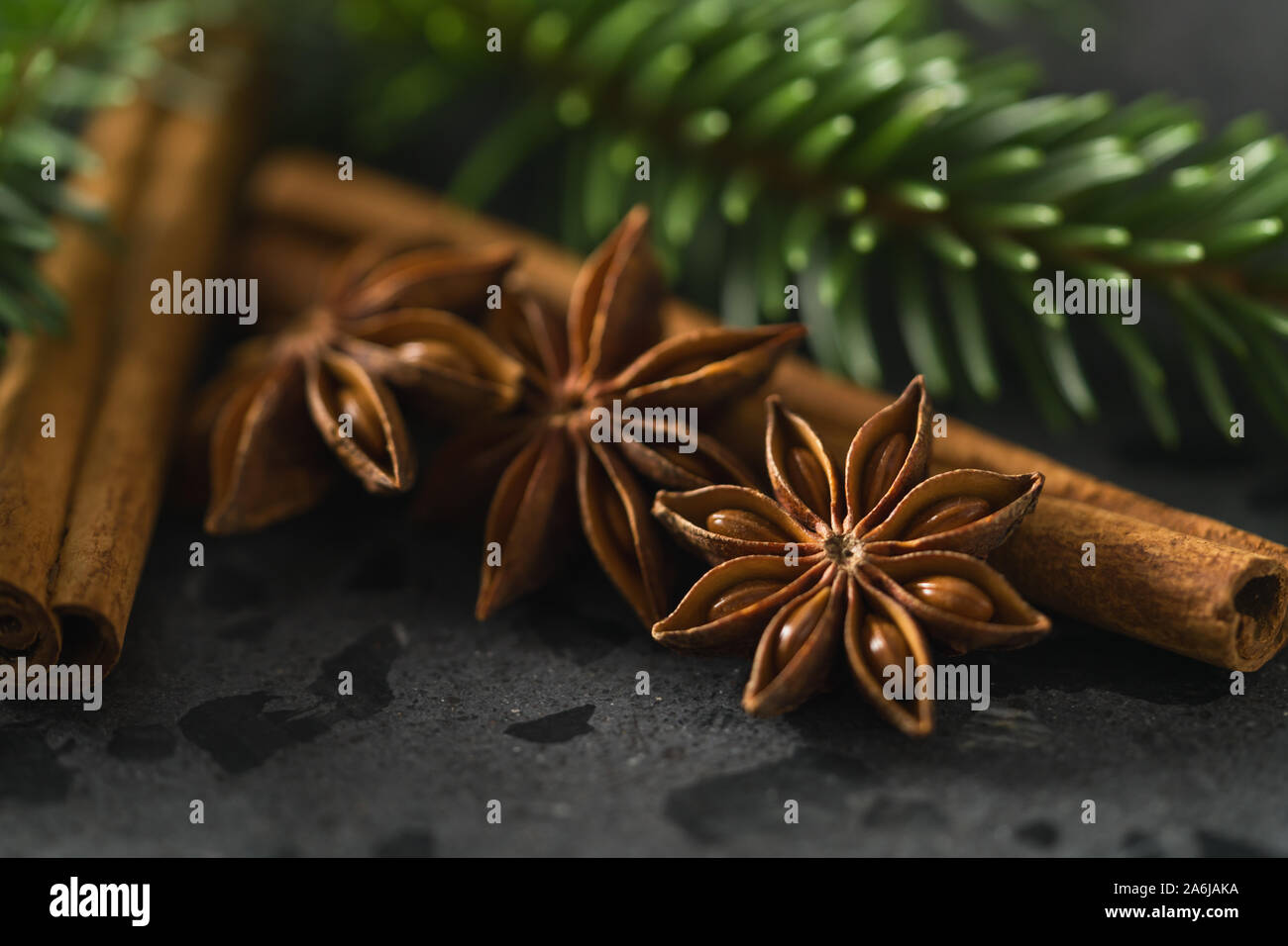 Gros plan du rameau de l'épinette avec cannelle et anis sur countetop en terrazzo, focus peu profondes Banque D'Images