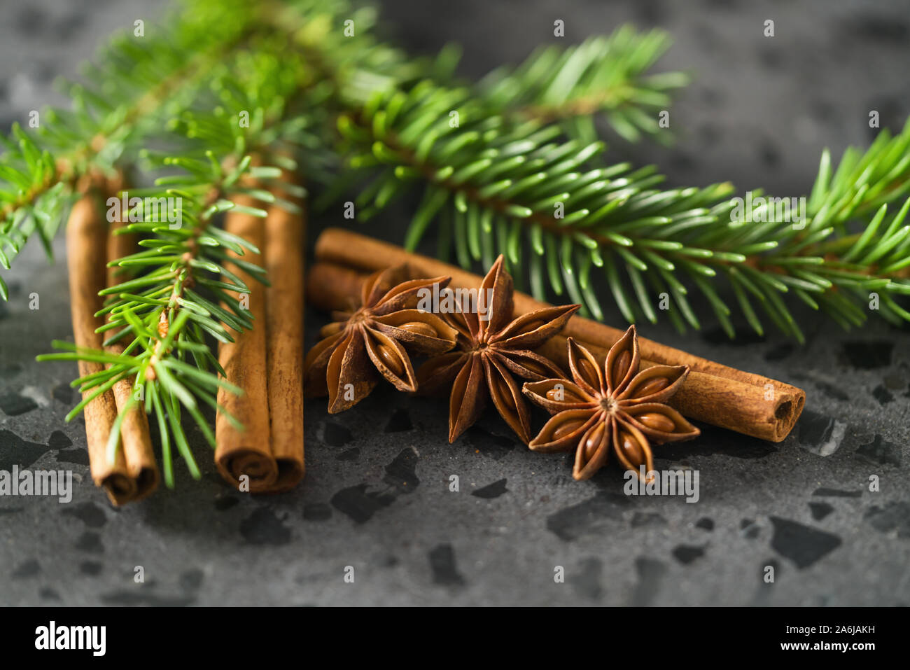 Gros plan du rameau de l'épinette avec cannelle et anis sur countetop en terrazzo, focus peu profondes Banque D'Images