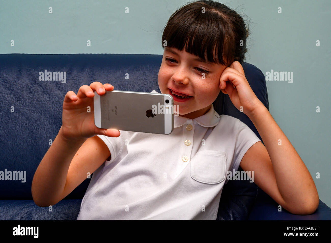 7 ans, regarder des contenus en ligne sur un iPhone Banque D'Images