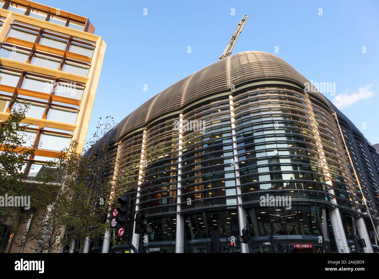 Panneaux d'ombrage solaire incurvés (brise soleil) sur l'édifice Walbrook, Walbrook et Cannon Street, London EC4 et l'édifice Bloomberg Banque D'Images