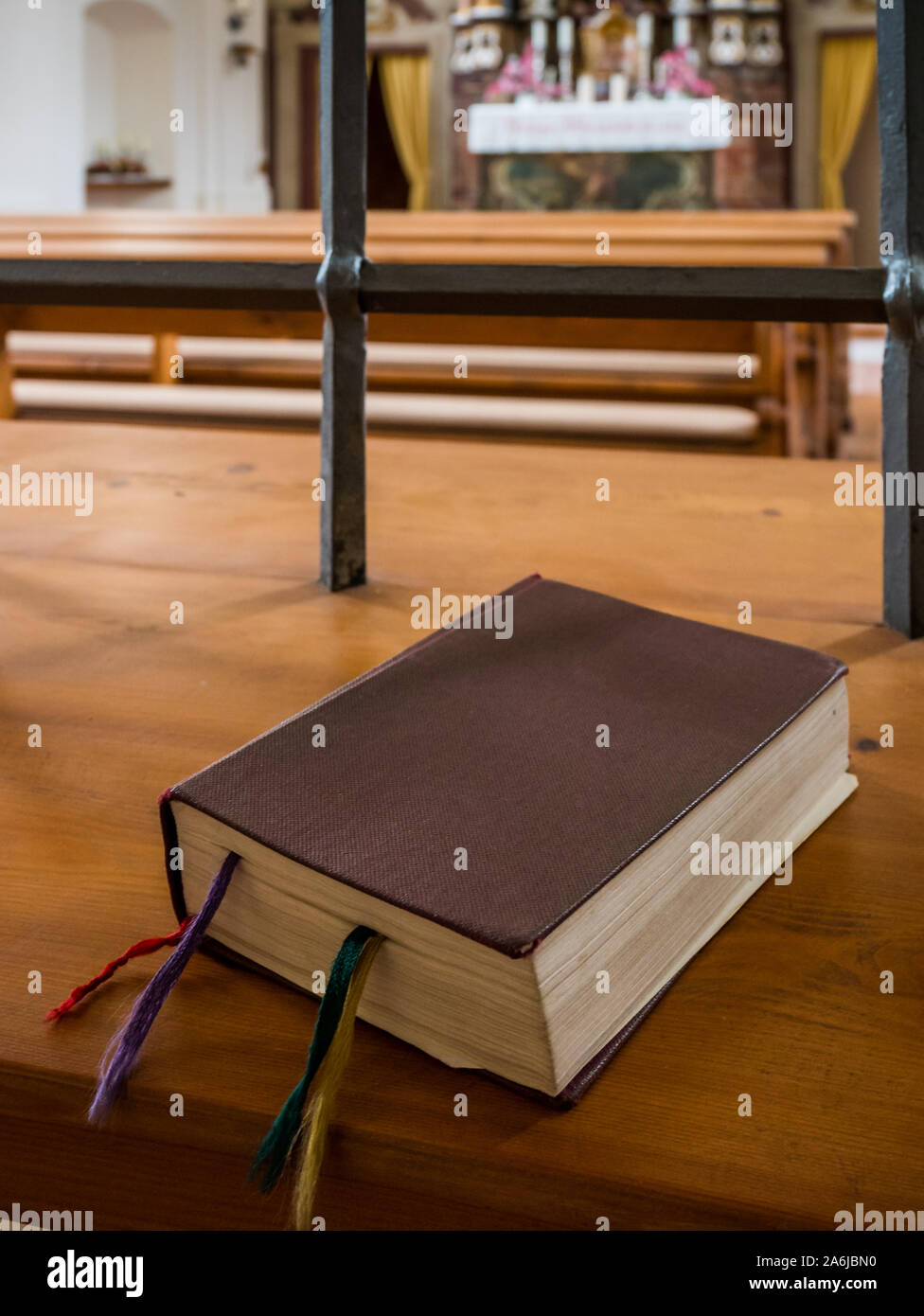 Close-up d'un recueil de cantiques dans une chapelle catholique Banque D'Images