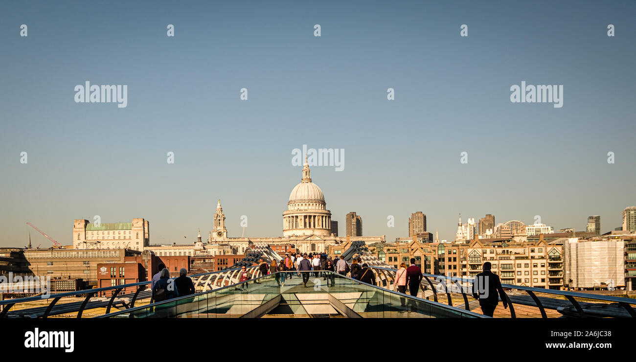 Londres, Royaume-Uni, le 26 février 2019 : Les piétons marchent sur Millenium Bridge, la Cathédrale St Paul' s au-delà Banque D'Images