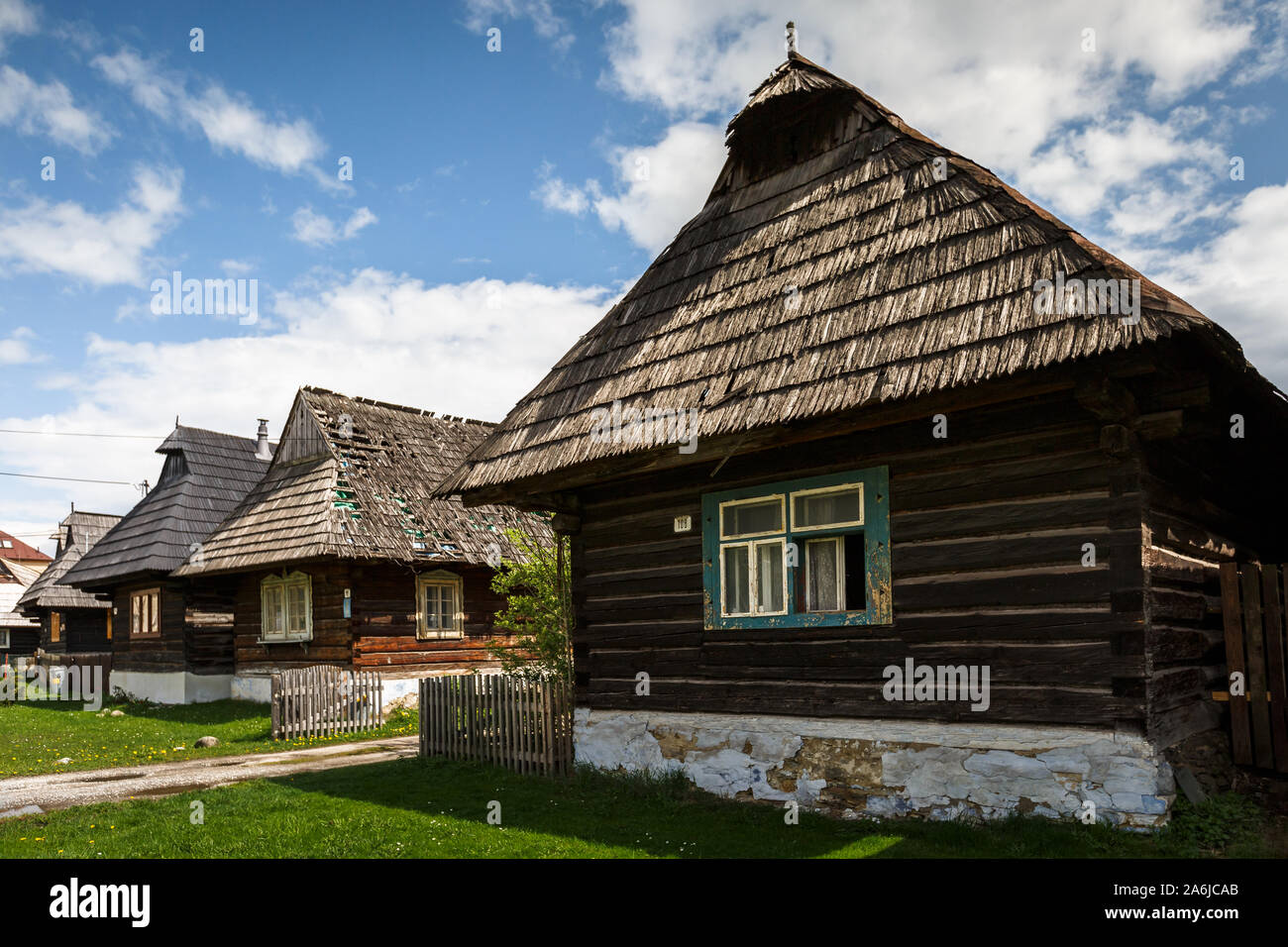 Chalets traditionnels en zone de préservation de l'architecture populaire, région, la Slovaquie Orava. Banque D'Images