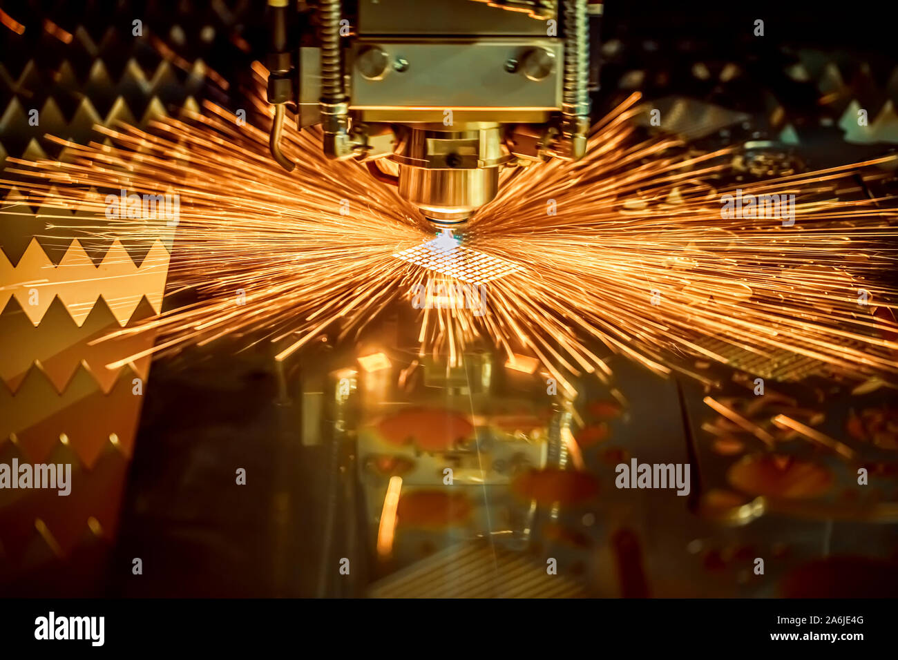 Découpage au laser CNC metal technologie industrielle moderne. Le découpage au laser fonctionne en orientant la sortie d'un laser haute puissance grâce à l'optique. Optique Laser Banque D'Images