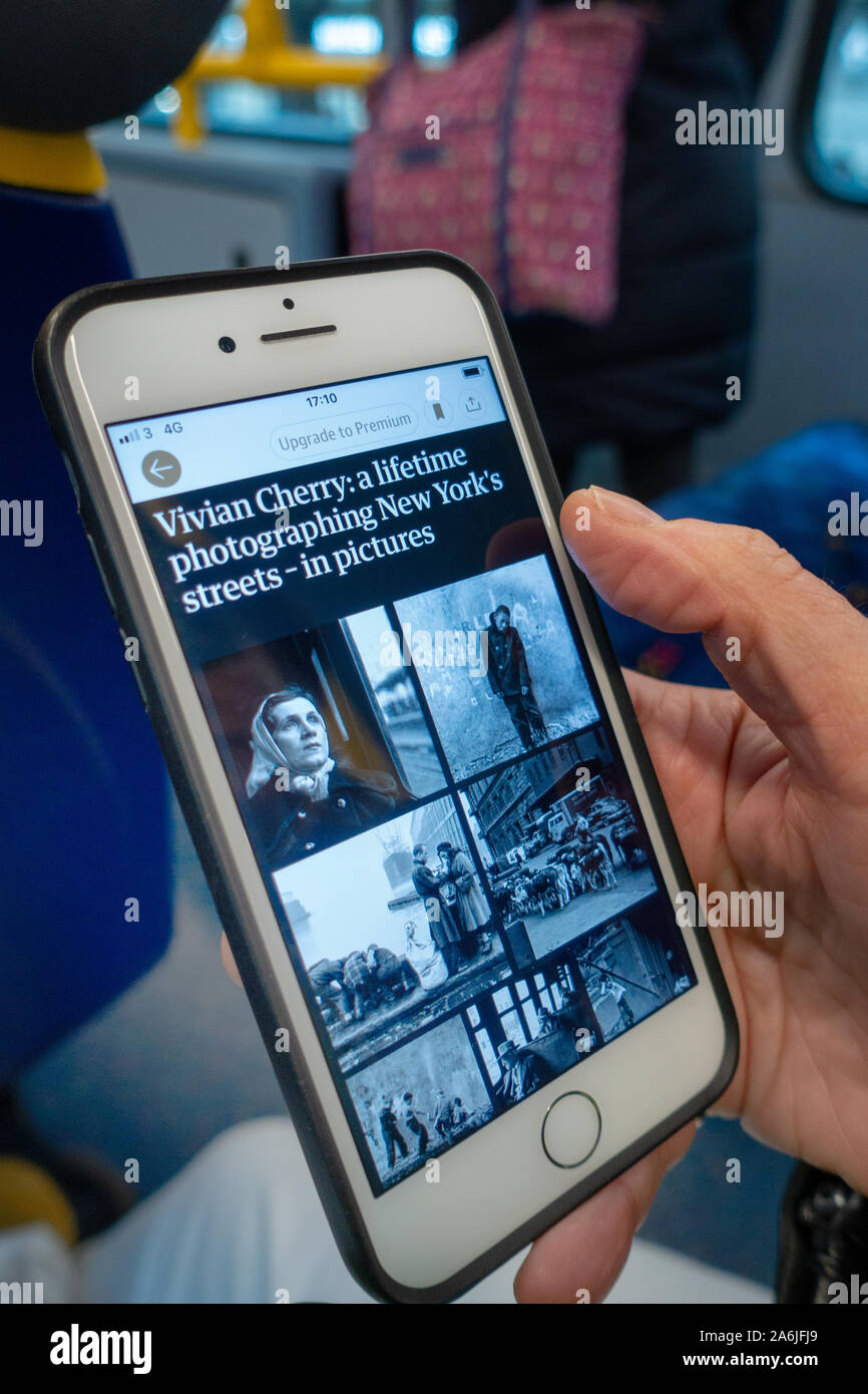 gros plan de filles main tenant un téléphone mobile et regardant sur un site web en bus Banque D'Images