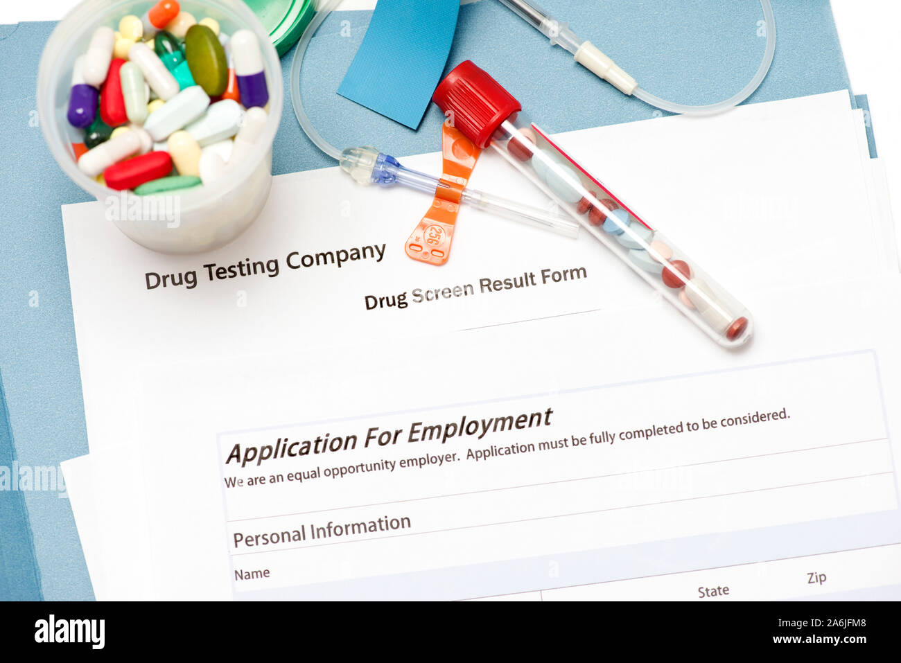 Photo Concept illustrant la présence de drogues illicites dans le sang et l'urine tests préalables à l'emploi. Banque D'Images