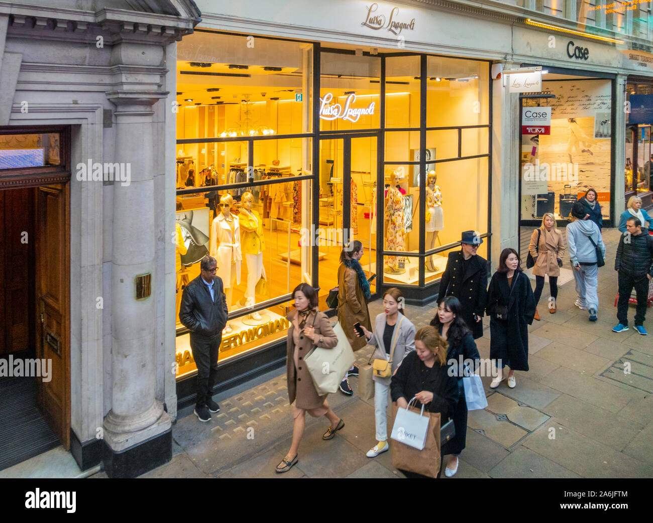 Les amateurs de shopping et les lumières du début de la soirée dans les magasins de Piccadilly, Londres Banque D'Images