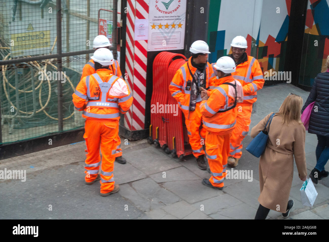 En regardant 5 ouvriers dans l'usure de la sécurité haute visibilité Banque D'Images