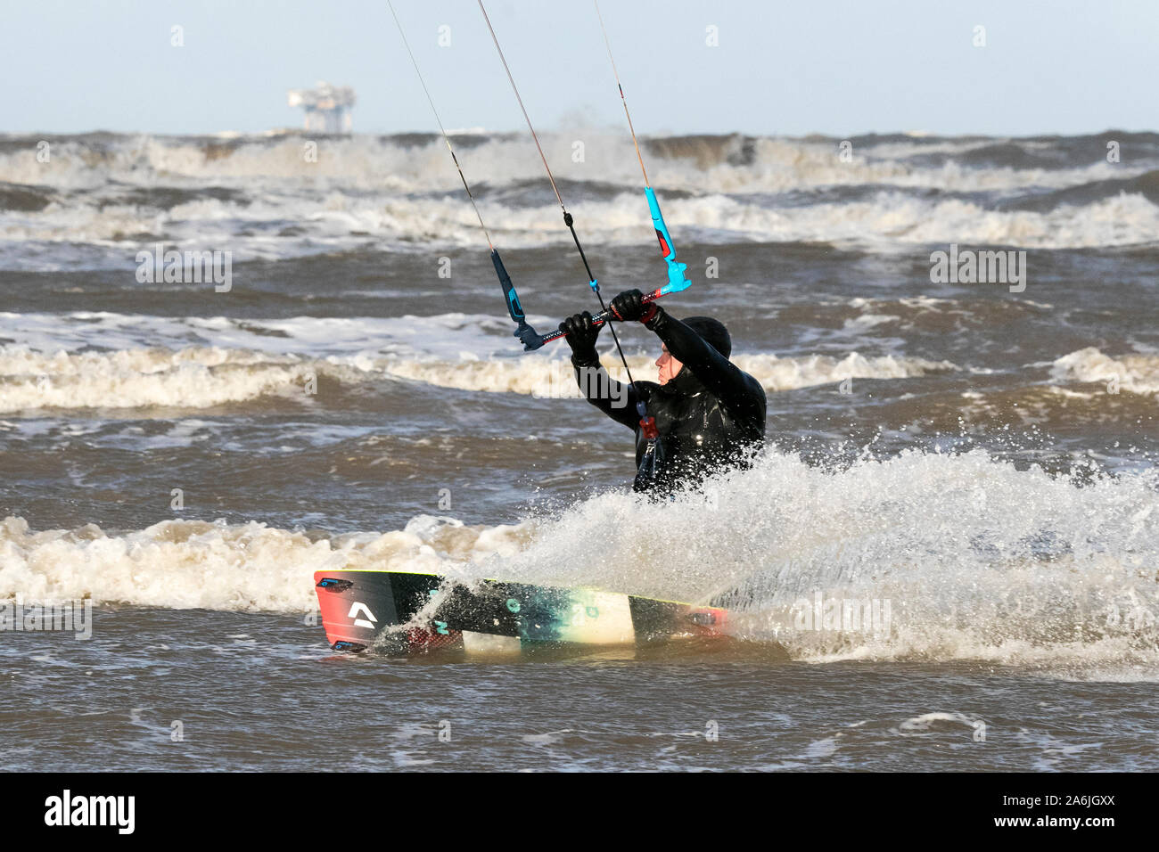 Southport, Royaume-Uni. 27 octobre 2019. Sur un jour ensoleillé mais très venteux sur la côte nord-ouest de l'Angleterre, kitesurfers leur pilote 14m bow kites pour tirer le meilleur parti de la conditions quasi parfaite sur la plage de Southport Merseyside. Credit : Cernan Elias/Alamy Live News Banque D'Images