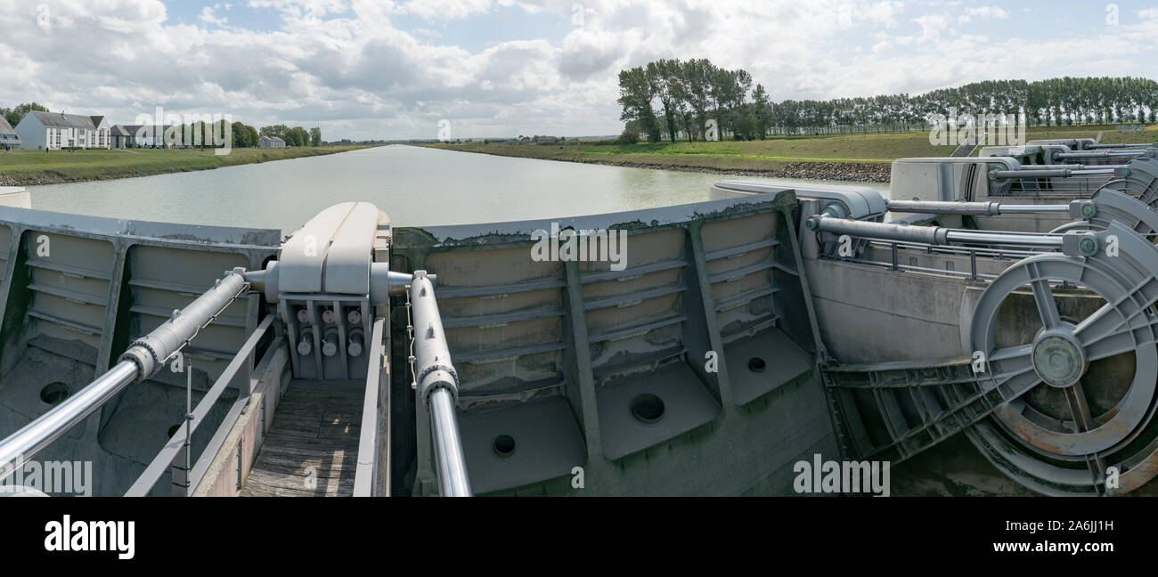 Vue détaillée de serrures et la rivière Weir pour réguler l'écoulement de l'eau dans le système du canal Banque D'Images