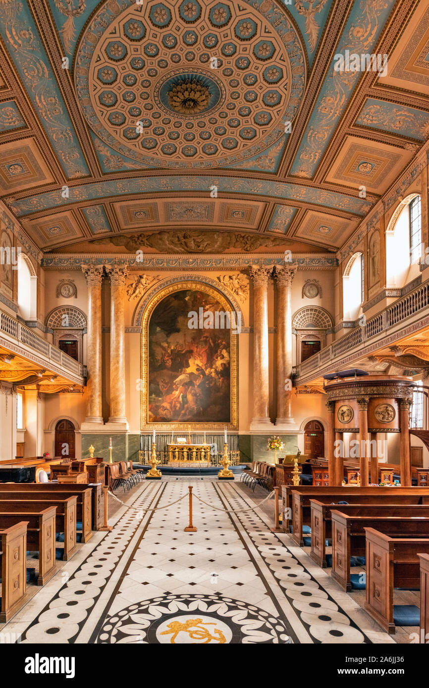 LONDON OLD ROYAL NAVAL COLLEGE GREENWICH INTÉRIEUR CHAPELLE DE SAINT PIERRE ET SAINT PAUL EN REGARDANT VERS L'AUTEL Banque D'Images