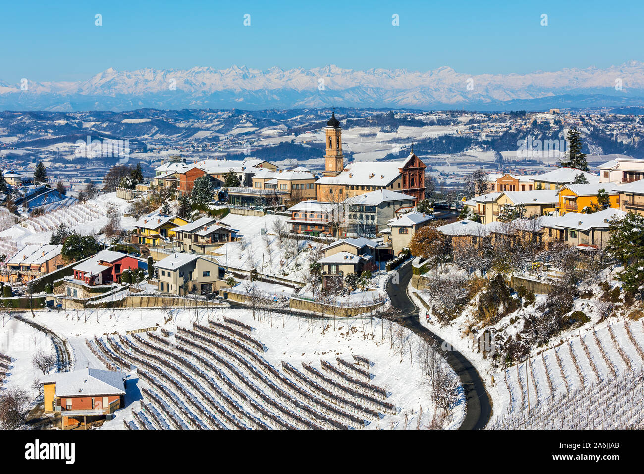 Avis de petite ville de Treiso sur les collines couvertes de neige en Piémont, Italie du Nord. Banque D'Images