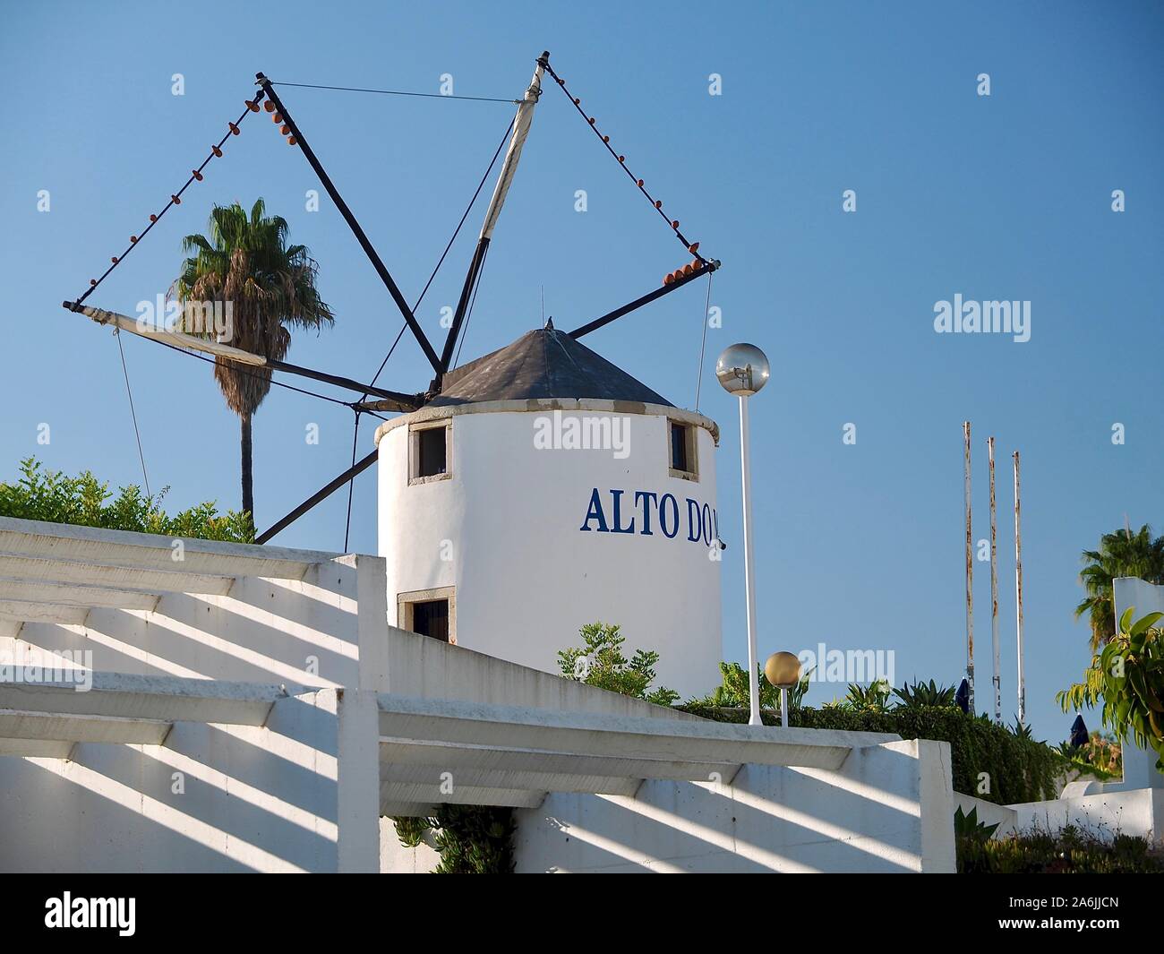 Windmill Hill d'Albufeira, à la côte de l'Algarve du Portugal Banque D'Images