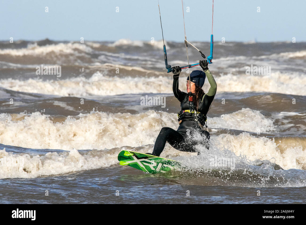 Southport, Royaume-Uni. 27 octobre 2019. Sur un jour ensoleillé mais très venteux sur la côte nord-ouest de l'Angleterre, kitesurfers leur pilote 14m bow kites pour tirer le meilleur parti de la conditions quasi parfaite sur la plage de Southport Merseyside. Credit : Cernan Elias/Alamy Live News Banque D'Images