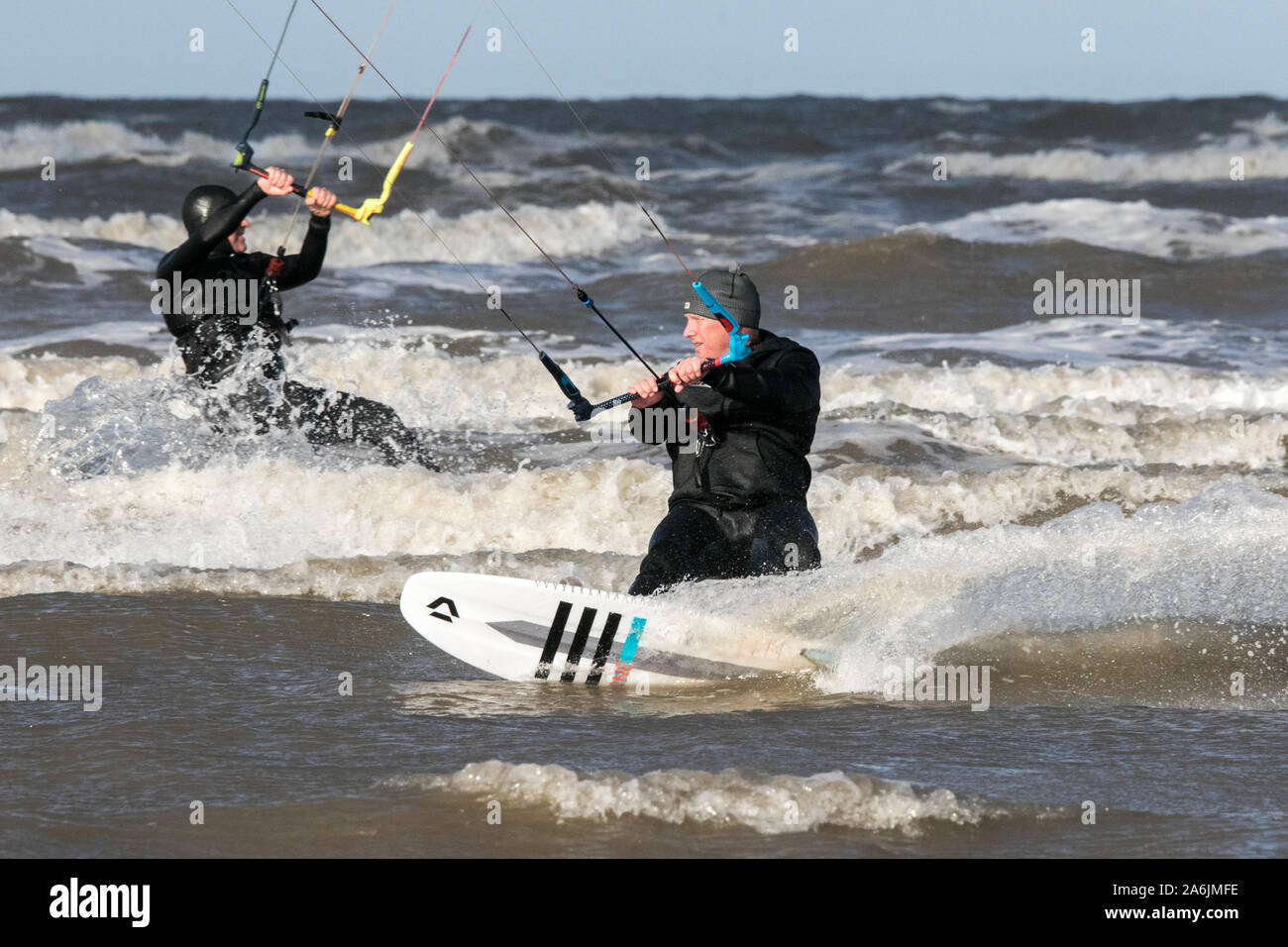 Southport, Royaume-Uni. 27 octobre 2019. Sur un jour ensoleillé mais très venteux sur la côte nord-ouest de l'Angleterre, kitesurfers leur pilote 14m bow kites pour tirer le meilleur parti de la conditions quasi parfaite sur la plage de Southport Merseyside. Credit : Cernan Elias/Alamy Live News Banque D'Images