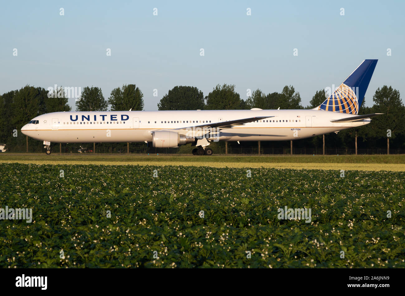 Amsterdam / Pays-Bas - 3 juillet 2017 : United Airlines Boeing 767-400 N76054 avion de passagers roulant à l'aéroport de Schipol Amsterdam Banque D'Images