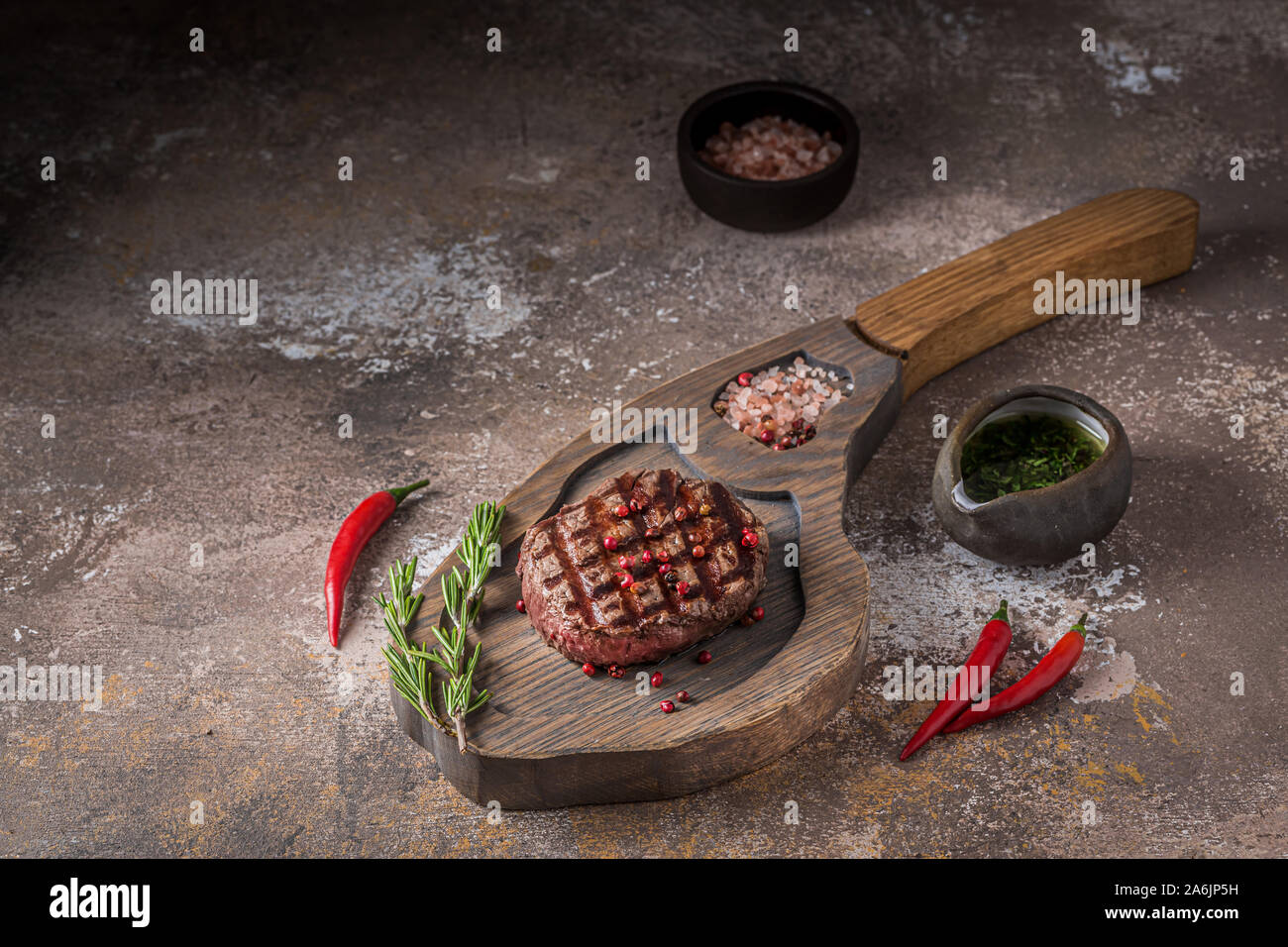 Filet de steak de boeuf grillé sur planche de bois avec de l'espace pour la formulation. Banque D'Images