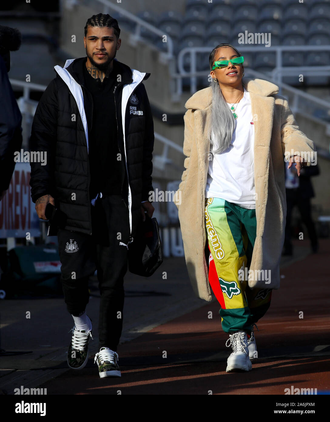 DeAndre Yedlin (à gauche) et Crystal Rodriguez arrivant pour le premier match de championnat à St James Park, Newcastle. Banque D'Images
