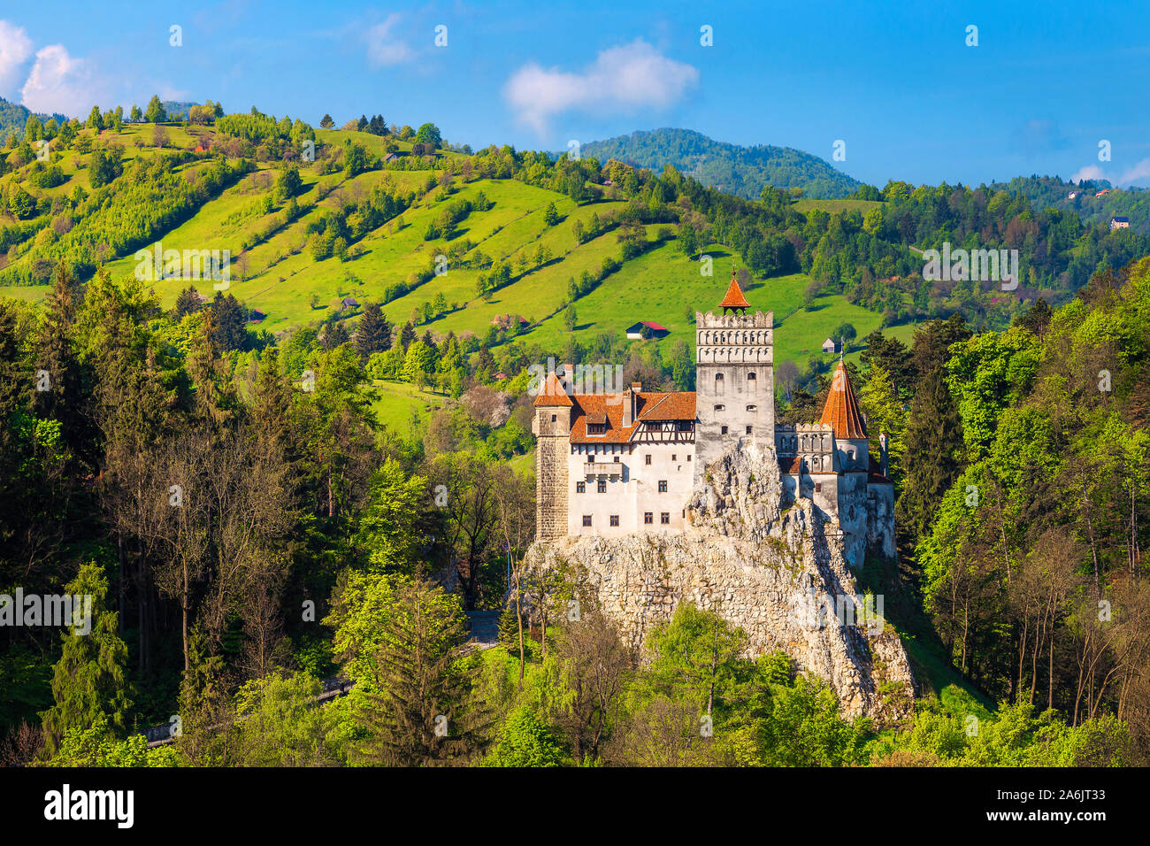 Situation touristique de Transylvanie populaires avec le célèbre château de Bran et pittoresque paysage rural au printemps, Roumanie, Europe Banque D'Images