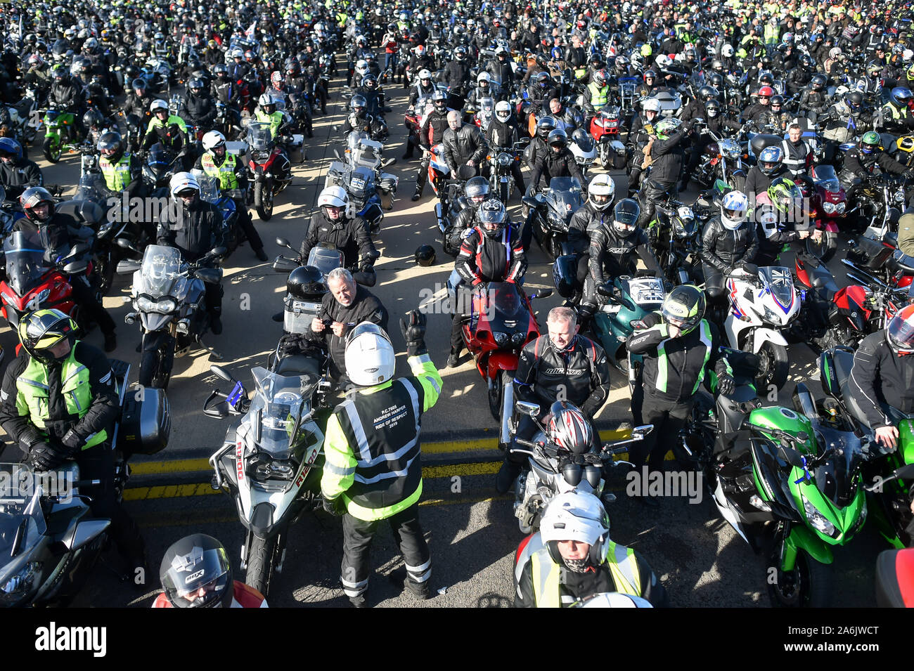 Rassembler les motards comme des milliers de motocyclistes prennent part à une "balade de respect" dans l'Oxfordshire en mémoire de PC Andrew Harper, qui était tué en en service en août. Banque D'Images