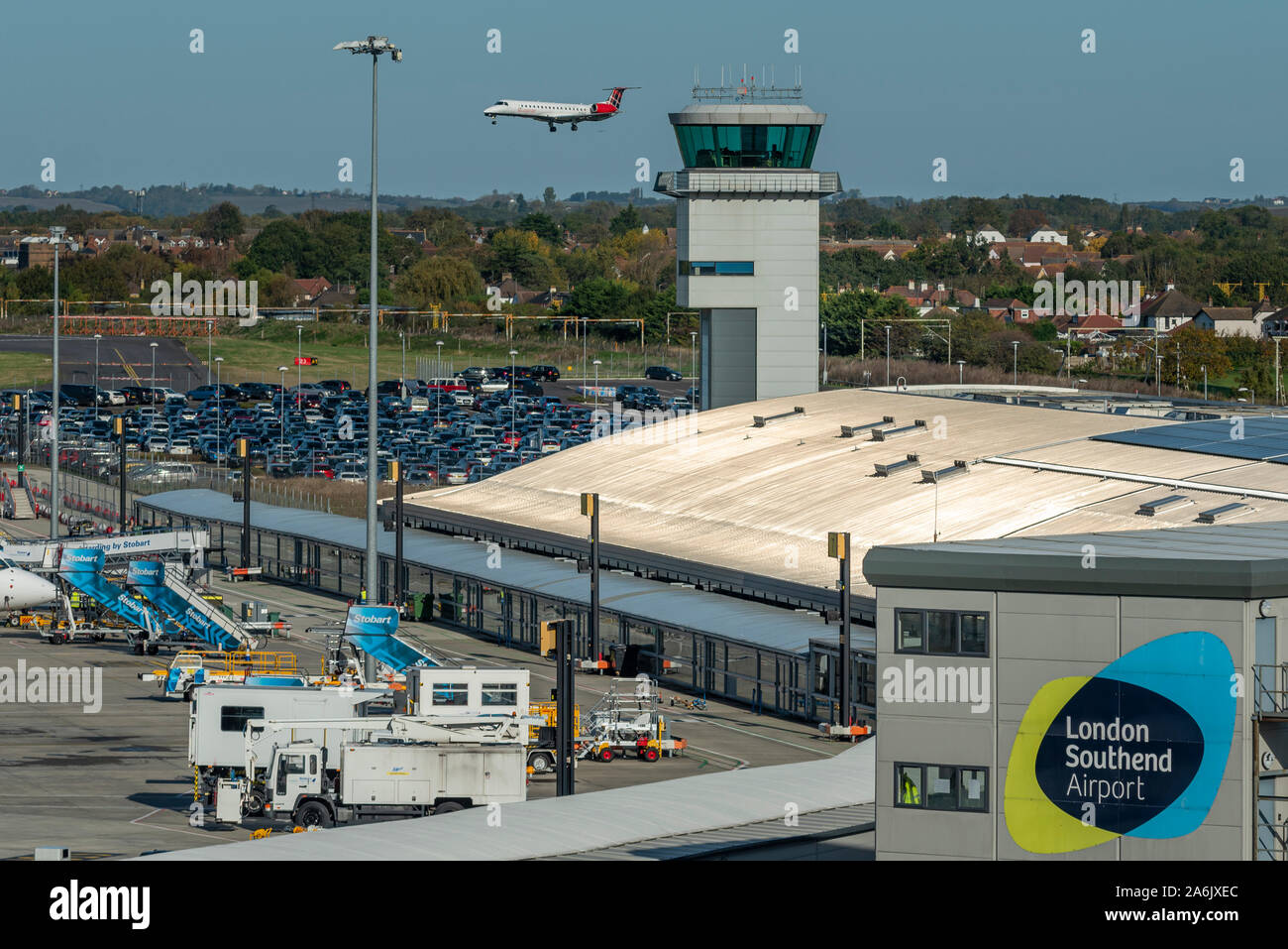 La compagnie aérienne écossaise Loganair a lancé une nouvelle ligne vers Londonderry depuis Southend, avec la première arrivée et le premier départ aujourd'hui. Les vols entre Londres et l’aéroport de la ville de Derry bénéficient de subventions dans le cadre d’un contrat d’obligation de service public (OSP), dont le financement a été renouvelé par le gouvernement britannique, déclarant que les aéroports britanniques comme l'aéroport de la ville de Derry jouent un rôle important dans la fourniture de connexions nationales et internationales qui aident les passagers à voyager plus loin et relient les entreprises au commerce mondial. Embraer ERJ-145 en finale Banque D'Images