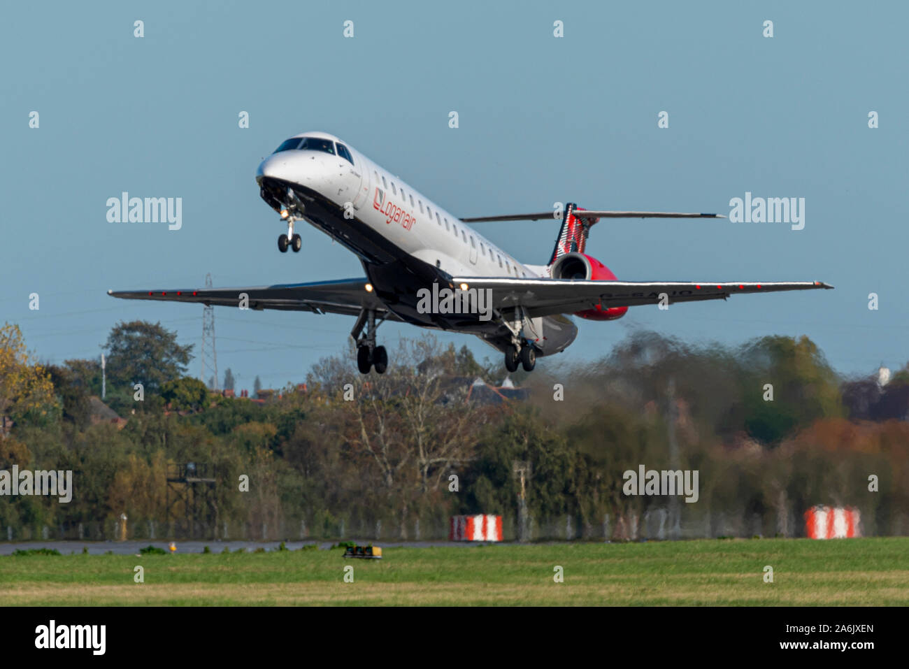 La compagnie aérienne écossaise Loganair a lancé une nouvelle ligne vers Londonderry depuis Southend, avec la première arrivée et le premier départ aujourd'hui. Les vols entre Londres et l’aéroport de la ville de Derry bénéficient de subventions dans le cadre d’un contrat d’obligation de service public (OSP), dont le financement a été renouvelé par le gouvernement britannique, déclarant que les aéroports britanniques comme l'aéroport de la ville de Derry jouent un rôle important dans la fourniture de connexions nationales et internationales qui aident les passagers à voyager plus loin et relient les entreprises au commerce mondial. Embraer ERJ-145 décolle Banque D'Images