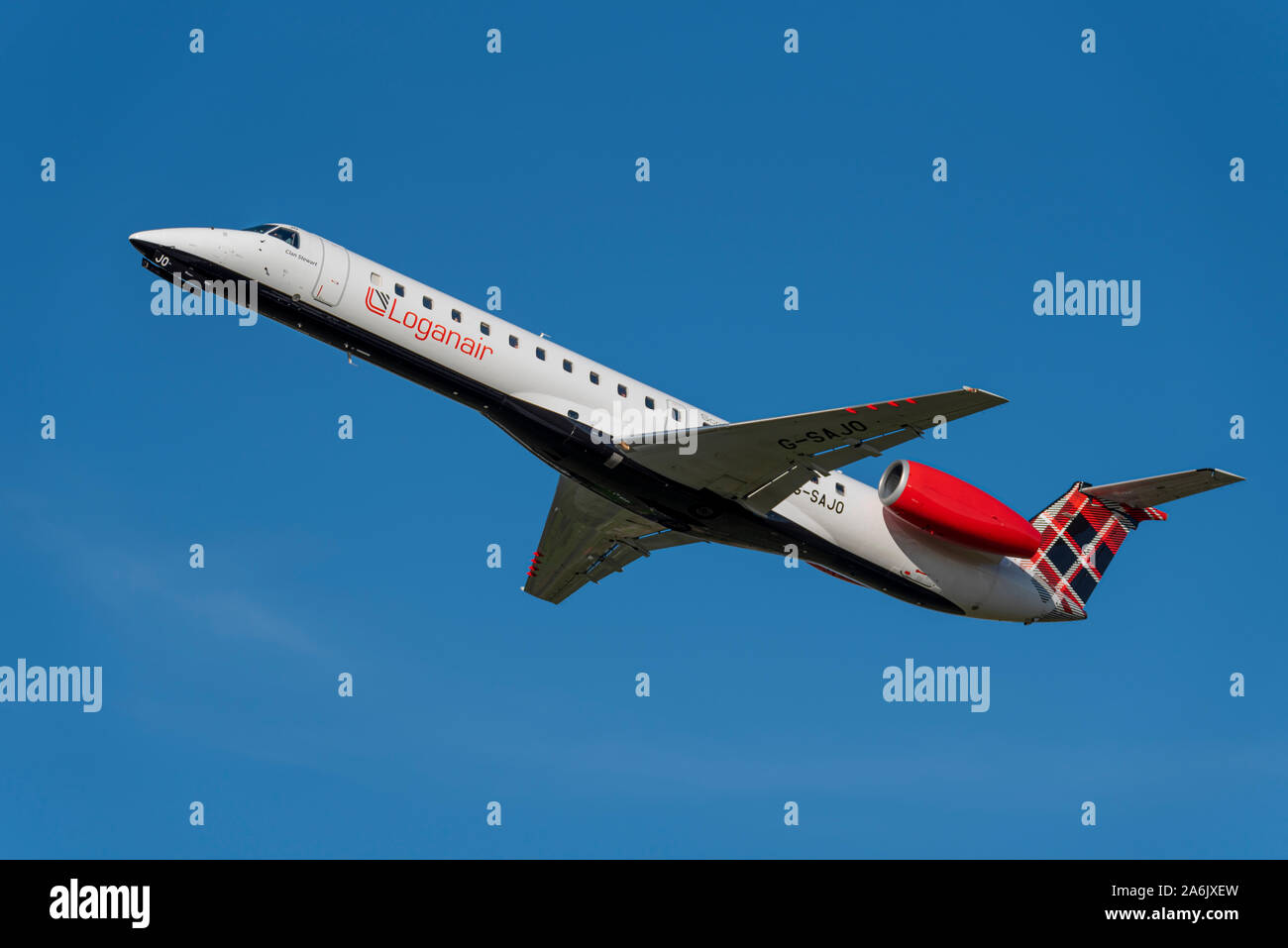 La compagnie aérienne écossaise Loganair a lancé une nouvelle ligne vers Londonderry depuis Southend, avec la première arrivée et le premier départ aujourd'hui. Les vols entre Londres et l’aéroport de la ville de Derry bénéficient de subventions dans le cadre d’un contrat d’obligation de service public (OSP), dont le financement a été renouvelé par le gouvernement britannique, déclarant que les aéroports britanniques comme l'aéroport de la ville de Derry jouent un rôle important dans la fourniture de connexions nationales et internationales qui aident les passagers à voyager plus loin et relient les entreprises au commerce mondial. Embraer ERJ-145 grimpant après le décollage Banque D'Images