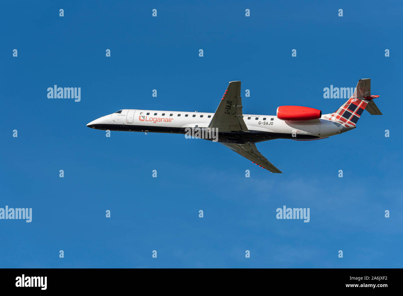 La compagnie aérienne écossaise Loganair a lancé une nouvelle ligne vers Londonderry depuis Southend, avec la première arrivée et le premier départ aujourd'hui. Les vols entre Londres et l’aéroport de la ville de Derry bénéficient de subventions dans le cadre d’un contrat d’obligation de service public (OSP), dont le financement a été renouvelé par le gouvernement britannique, déclarant que les aéroports britanniques comme l'aéroport de la ville de Derry jouent un rôle important dans la fourniture de connexions nationales et internationales qui aident les passagers à voyager plus loin et relient les entreprises au commerce mondial. Embraer ERJ-145 grimpant après le décollage Banque D'Images
