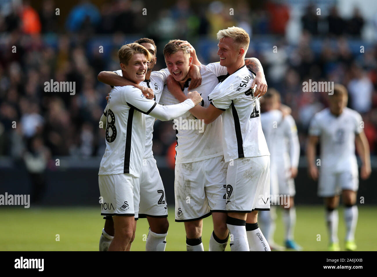 Swansea, Royaume-Uni. 27 Oct, 2019. Ben Wilmot du Swansea city centre (20), le buteur célèbre avec ses coéquipiers après son équipe de gagner au coup de sifflet final. Match de championnat Skybet EFL, Swansea City v Cardiff City au Liberty Stadium de Swansea, Pays de Galles du Sud le dimanche 27 octobre 2019. Cette image ne peut être utilisé qu'à des fins rédactionnelles. Usage éditorial uniquement, licence requise pour un usage commercial. Aucune utilisation de pari, de jeux ou d'un seul club/ligue/dvd publications. Photos par Andrew Andrew/Verger Verger la photographie de sport/Alamy live news Crédit : Andrew Orchard la photographie de sport/Alamy Live News Banque D'Images