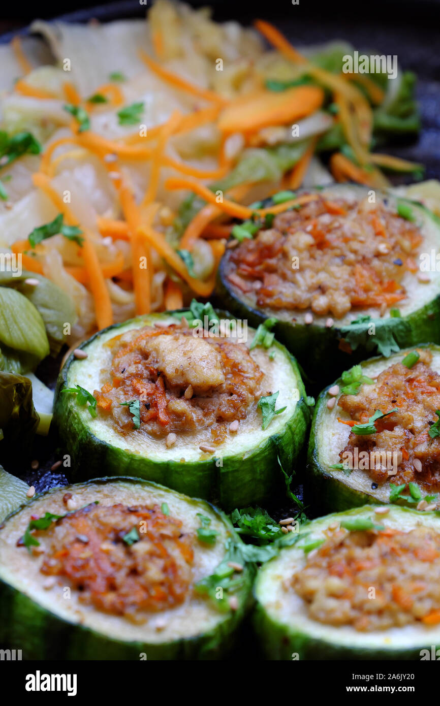 Des vietnamiens l'alimentation végétarienne, les légumes grillés avec tranche de melon d'hiver des choses avec le tofu, carotte, délicieux, sain, frugal repas vegan Banque D'Images
