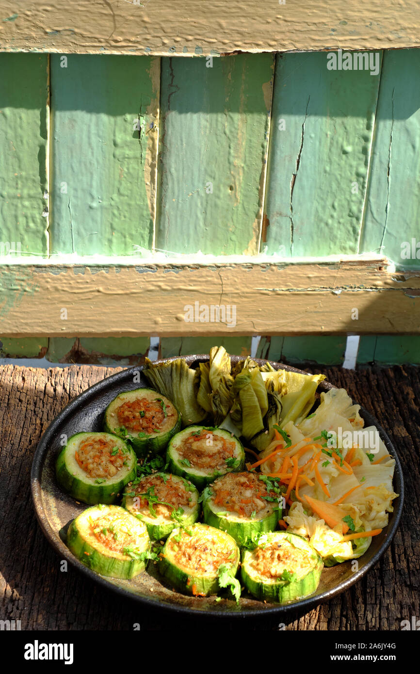 Des vietnamiens l'alimentation végétarienne, les légumes grillés avec tranche de melon d'hiver des choses avec le tofu, carotte, délicieux, sain, frugal repas vegan Banque D'Images