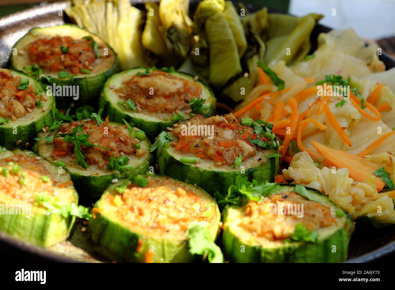 Des vietnamiens l'alimentation végétarienne, les légumes grillés avec tranche de melon d'hiver des choses avec le tofu, carotte, délicieux, sain, frugal repas vegan Banque D'Images